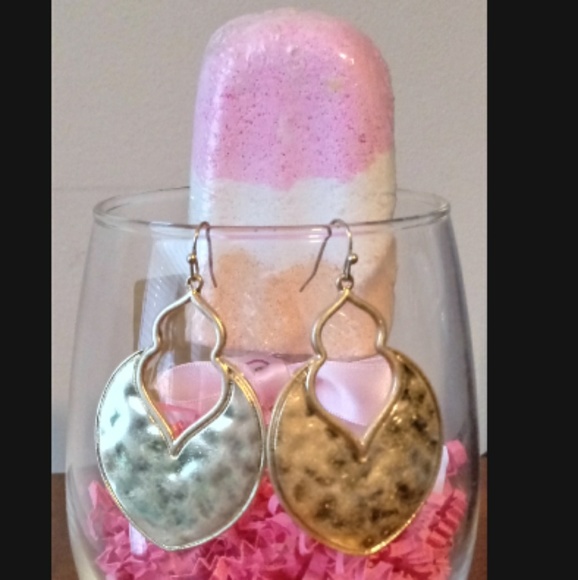 🎈SOLD🎈Gold hammered earrings - Picture 3 of 3